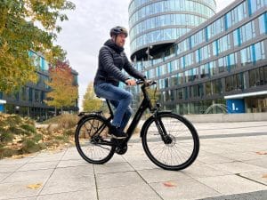 Versteckter E-Bike-Motor und Riemenantrieb unter 2000 Euro: Das Tenways CGO 800S im Test