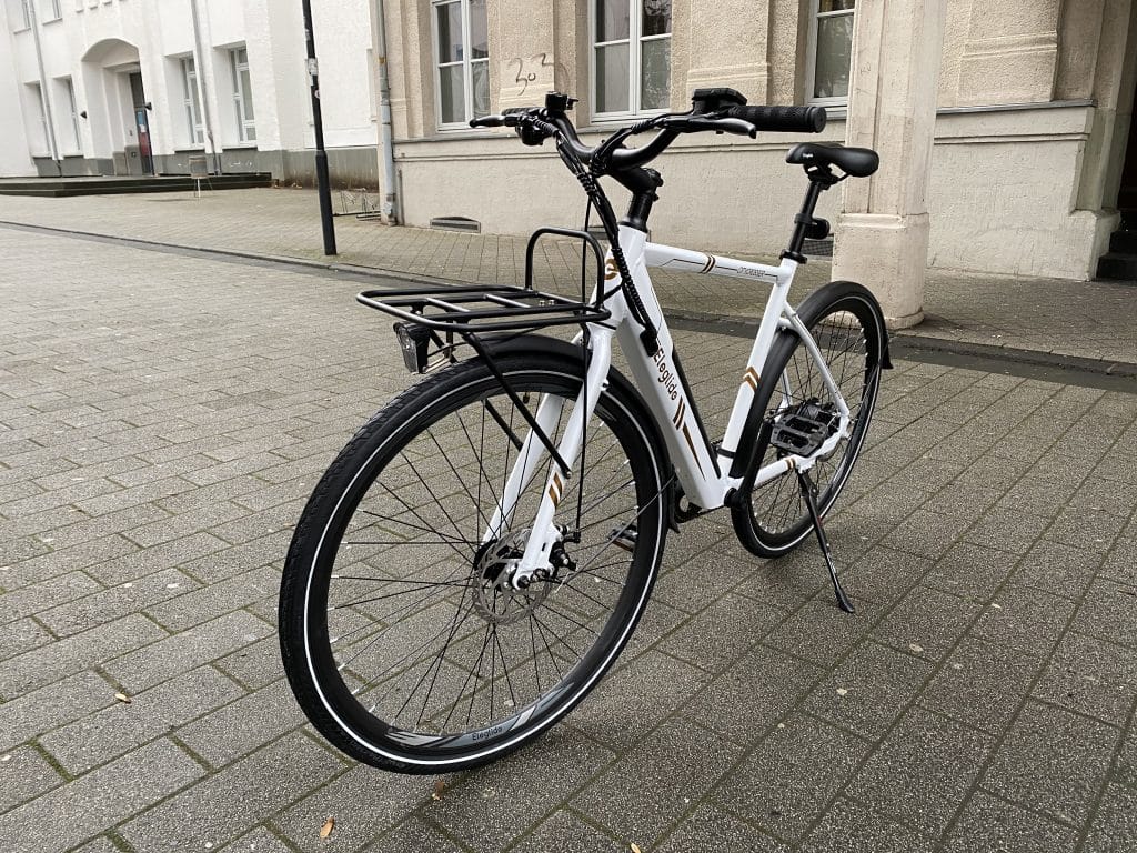 Das Eleglide Citycrosser E-Bike hat einen schicken Frontgepäckträger - eBikeNews