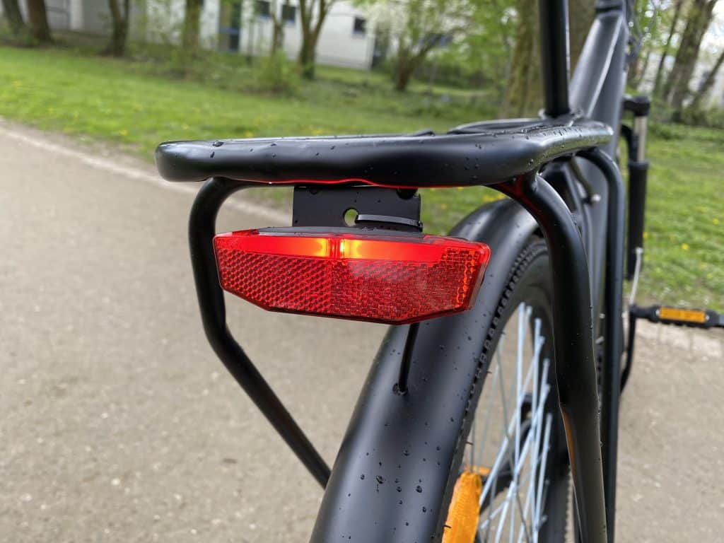 Rücklicht ist am Akku angeschlossen