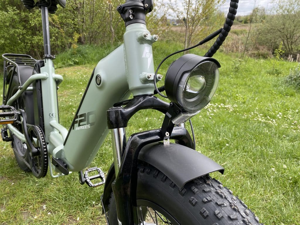 Die Frontleuchte ist riesig - eBikeNews