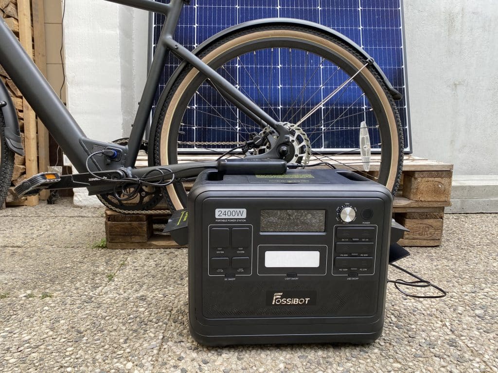 Foosibot F2400 lädt E-Bike