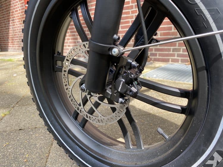 Hydraulische Scheibenbremsen bringen das E-Bike schnell zum Stehen
