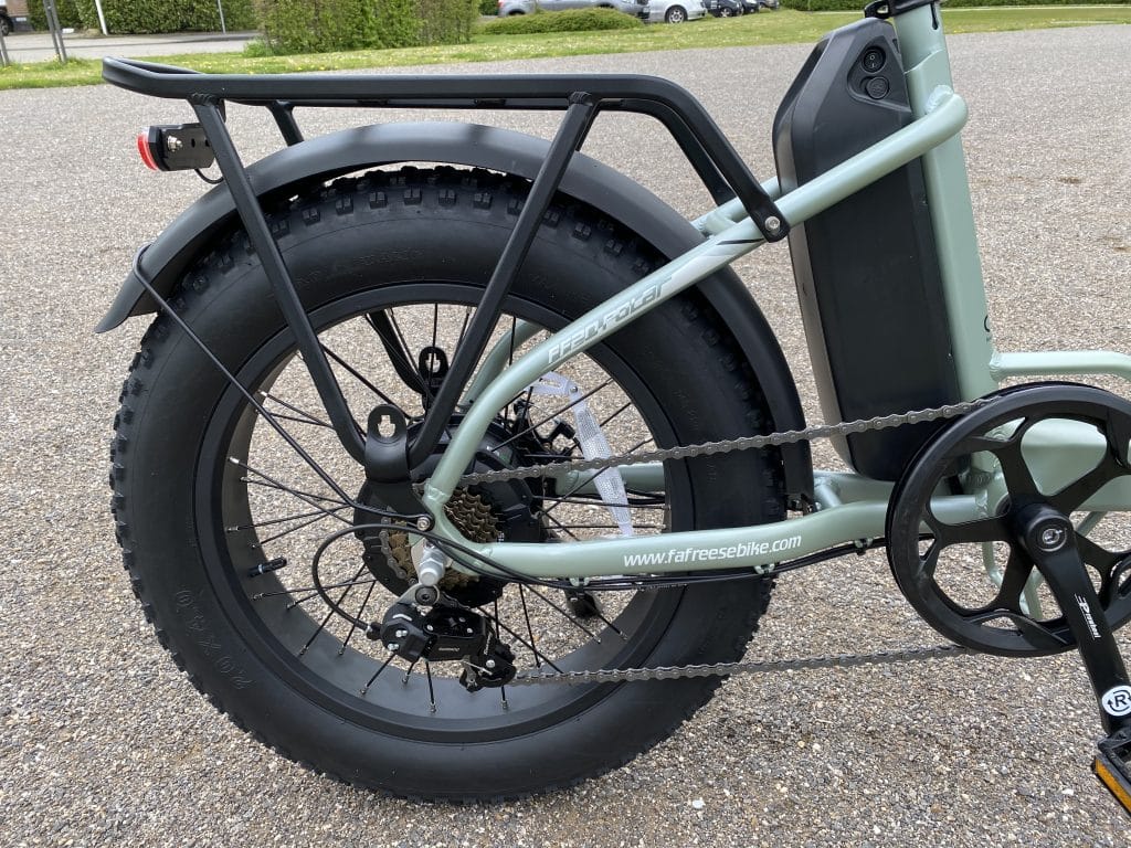 Massiver Gepäckträger kann 25 kg tragen - eBikeNews