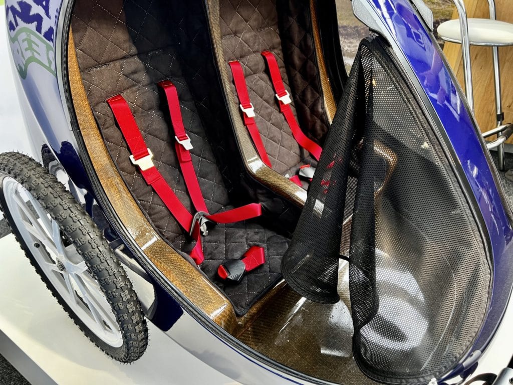 Ergonomische Sitzschalen statt Sitzbank im Kinderanhänger