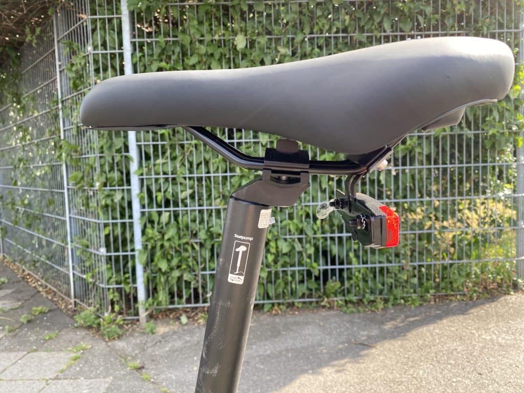 In der Sattelstütze ist eine Fahrradpumpe versteckt