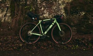 Erschwingliches E-Gravelbike: Rose launcht Backroad Plus mit Alurahmen