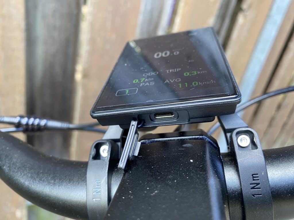Flaches Display mit USB Anschluss - eBikeNews