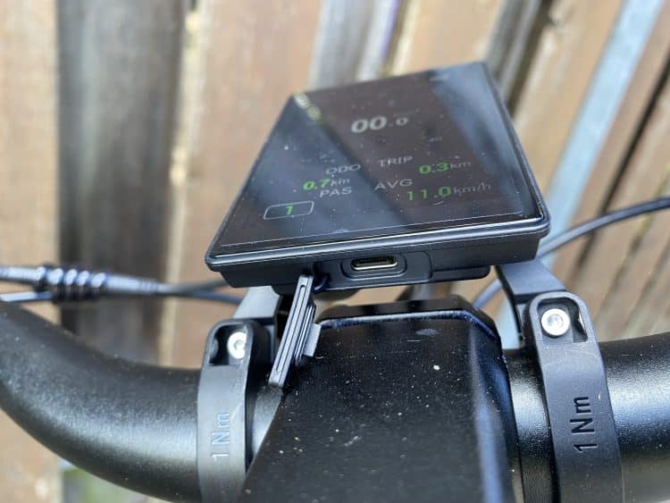 Flaches Display mit USB Anschluss - eBikeNews