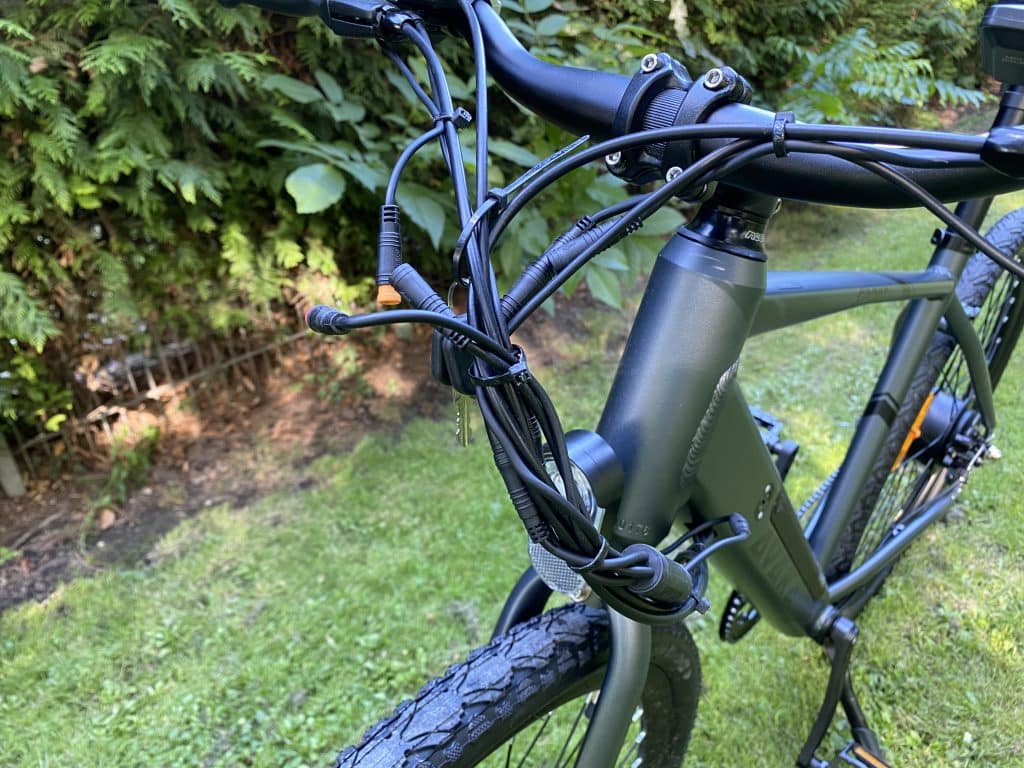 Vor dem Lenker sammeln sich einige Kabel - eBikeNews