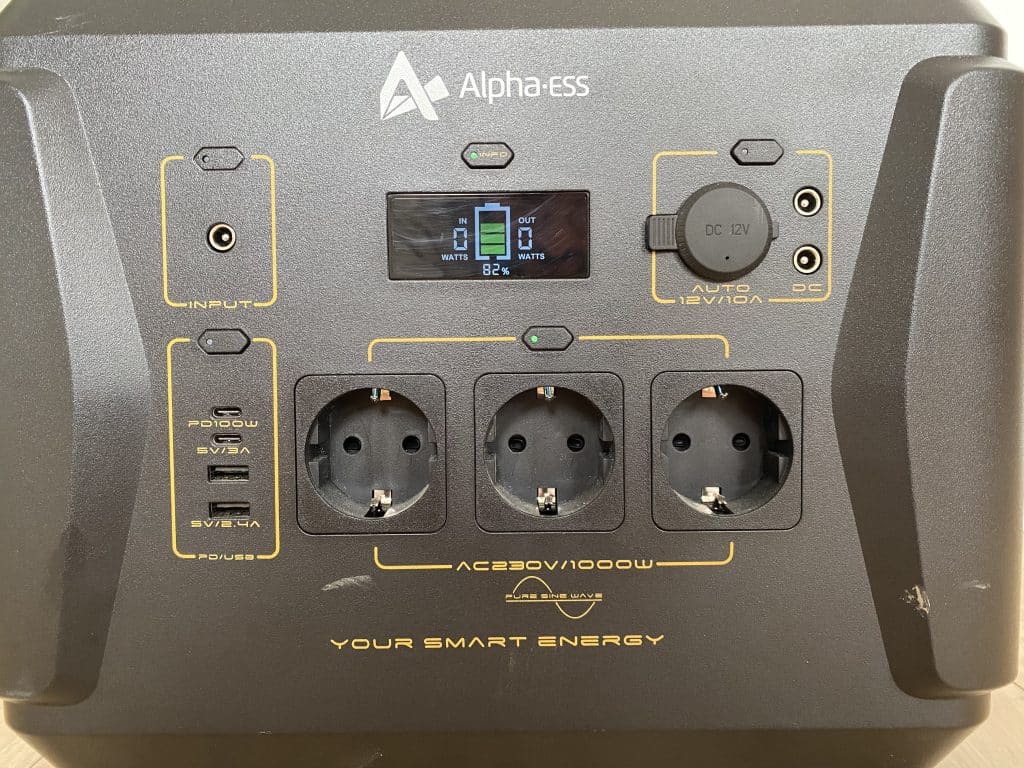 AlphaESS Powerstation Display mit Anschlüssen an der Vorderseite