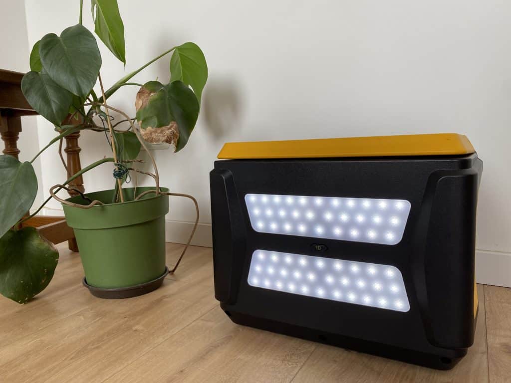 An der Rückseite sind helle LEDs eingearbeitet