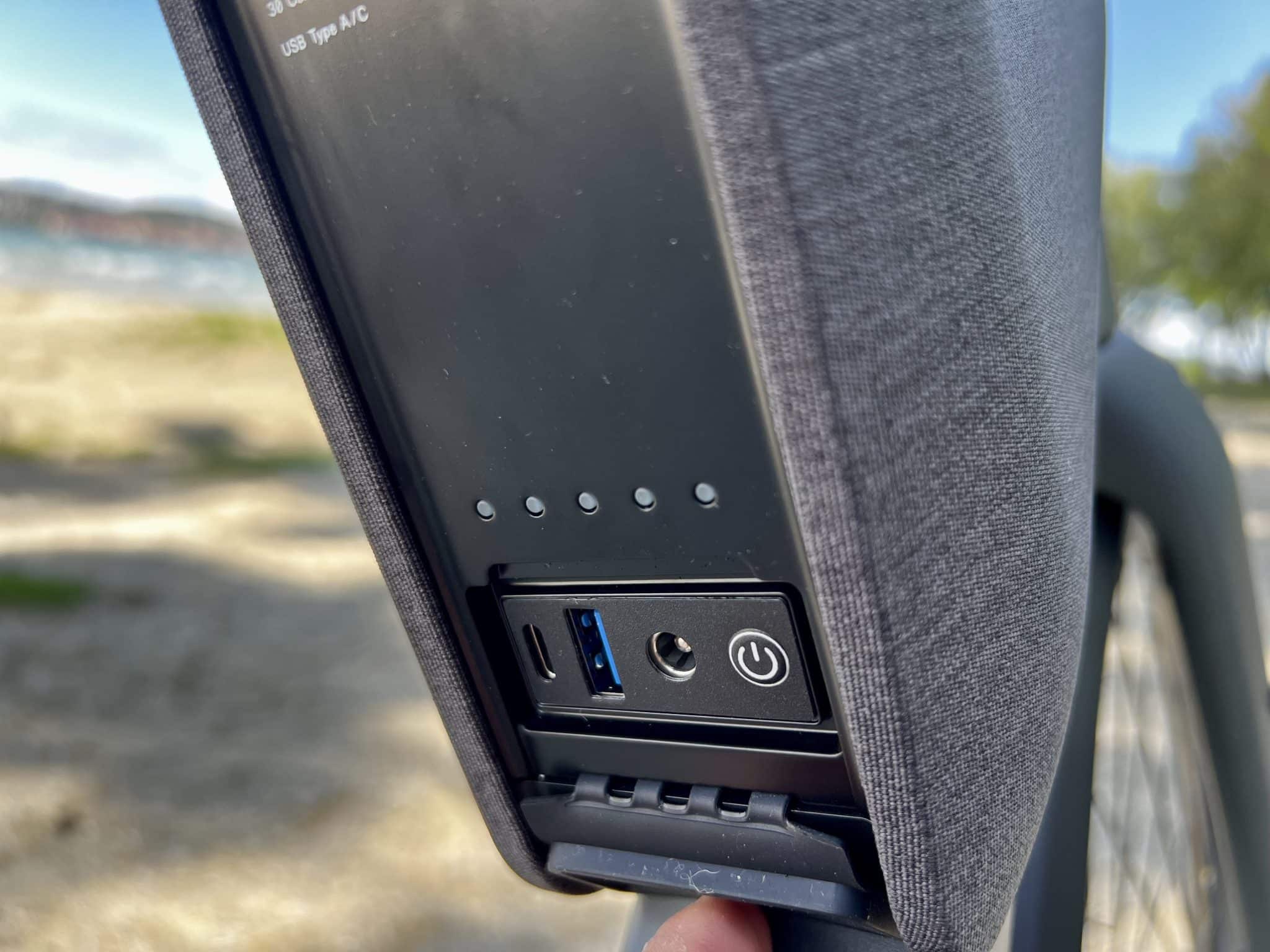 Lemmo One Test: Der Akku hat eine Trage-Schlaufe und USB-Anschlüsse | Quelle: eBikeNews