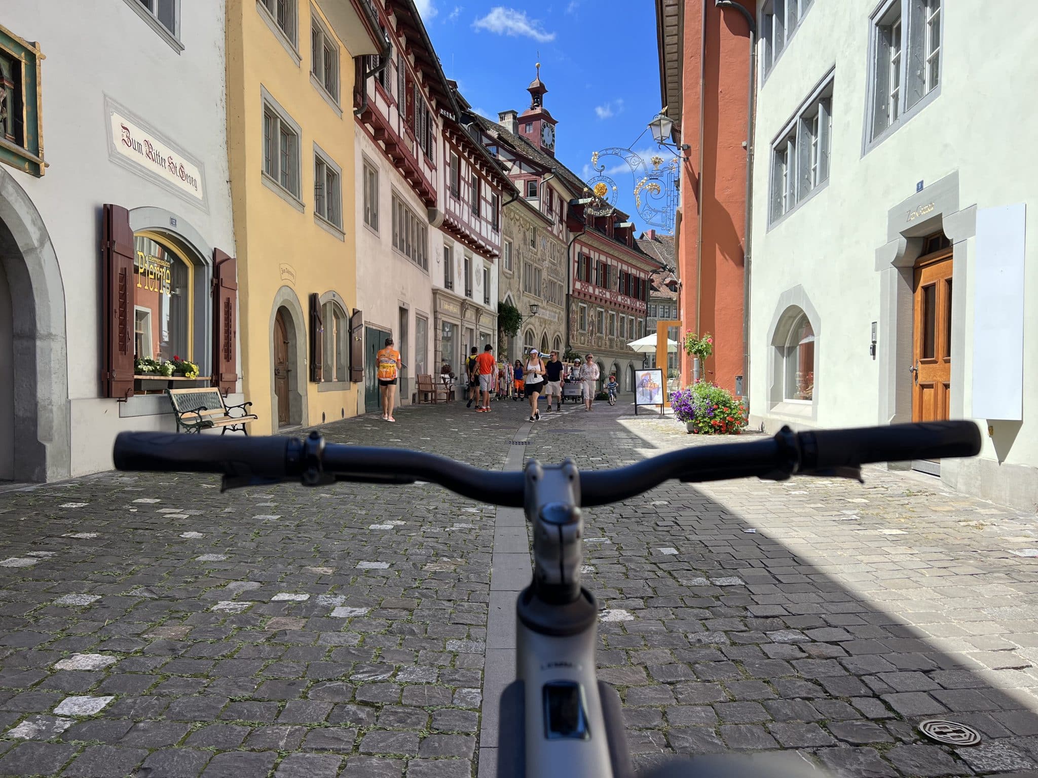 Lemmo One Test: Lenkergriffe "fusseln" am Anfang - cleaner Look des Lenkers | Quelle: eBikeNews