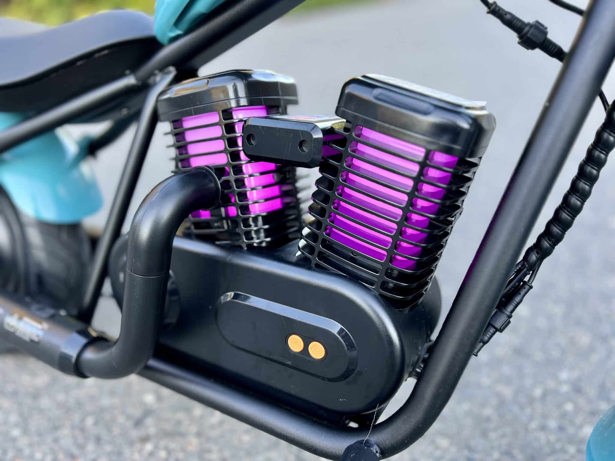 HYPER GOGO Cruiser 12: Zwei Knöpfe zum Aktivieren des Motorsounds und des Dampfes mit eingebautem Lautsprecher | Quelle: eBikeNews