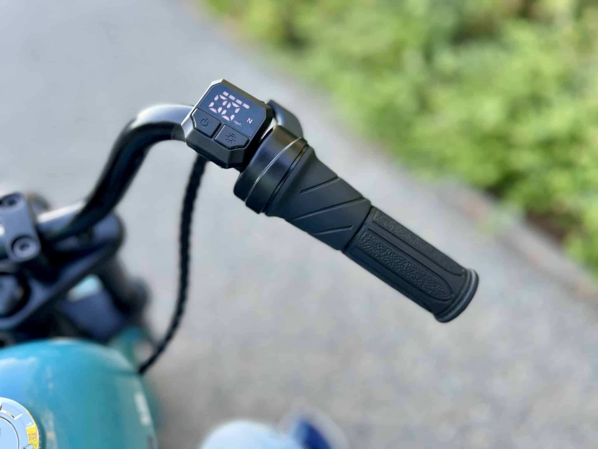 HYPER GOGO Cruiser 12: Gasgriff mit Bedienpanel für maximale Geschwindigkeit | Quelle: eBikeNews