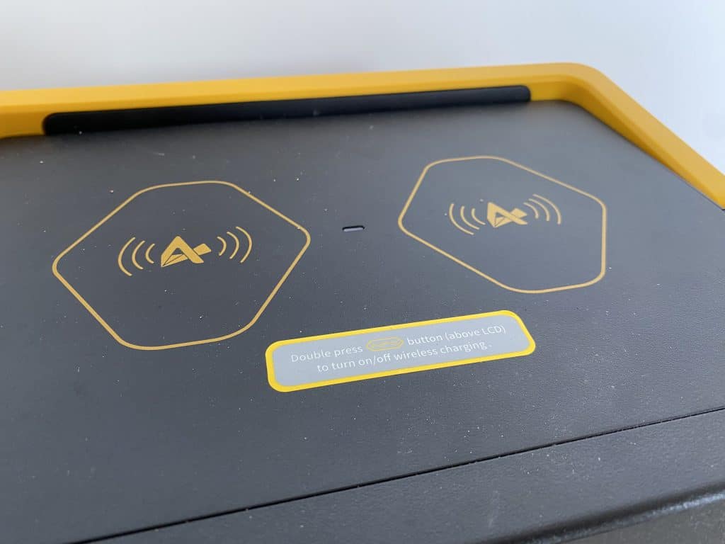 Induktive Ladepads an der Oberseite für Smartphone und Co.