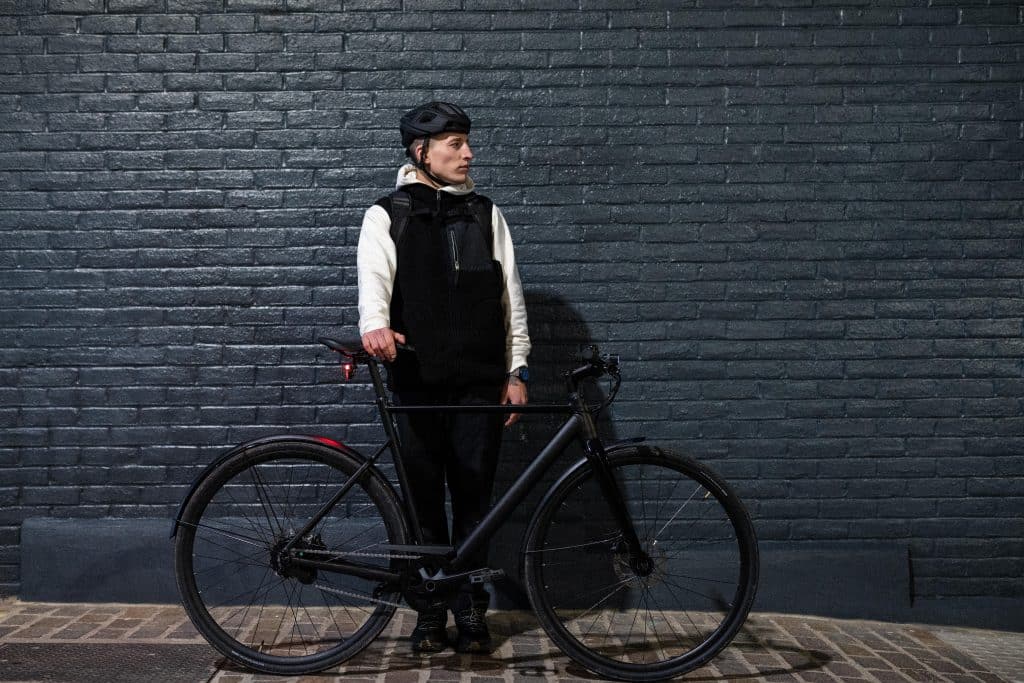 DECATHLON B’TWIN Speed 900E Connect vor Backsteinwand
