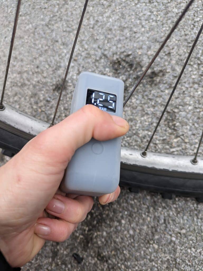 Während des Aufpumpens zeigt das Display den Druck an - eBikeNews