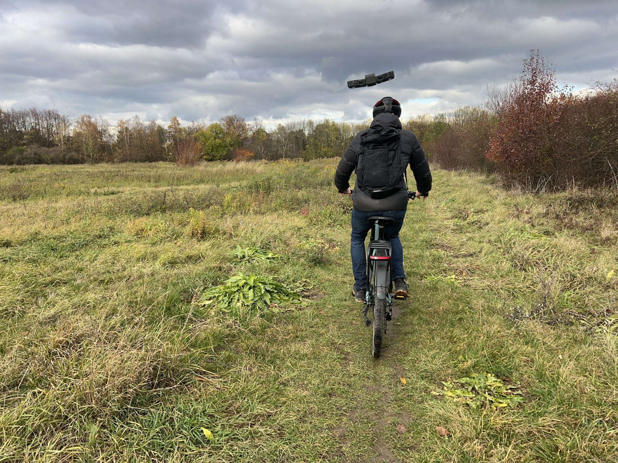 Hover Air X1 Test: Im Follow-Modus filmt die Drohne von hinten | Quelle: eBikeNews