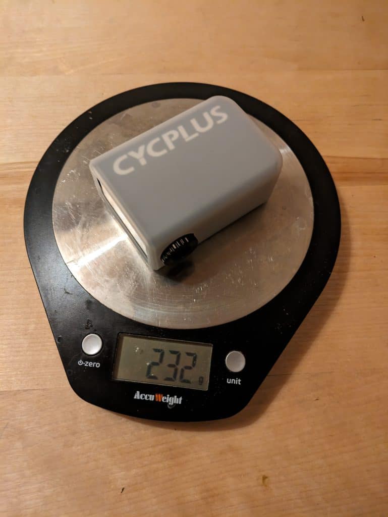 Die Cycplus AS2 Pro Max wiegt inklusive Silikonhülle nur 232 Gramm - eBikeNews
