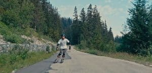 Vergiss Kunstschnee-Abfahrten: Diese E-Skier fahren sogar im Sommer