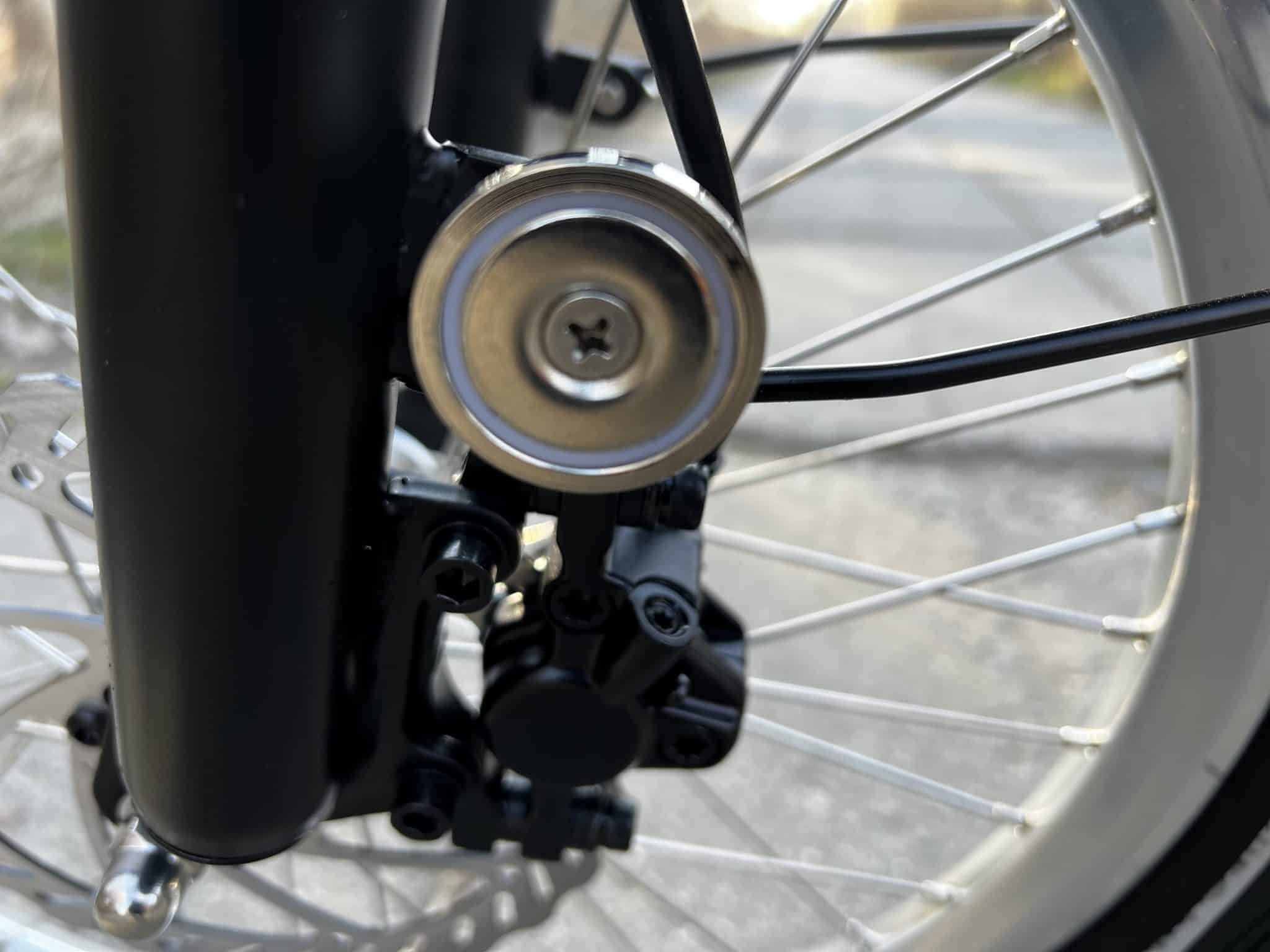 PVY Libon im Test: Magnetische Kontaktpunkte halten die Räder zusammen | Quelle: eBikeNews