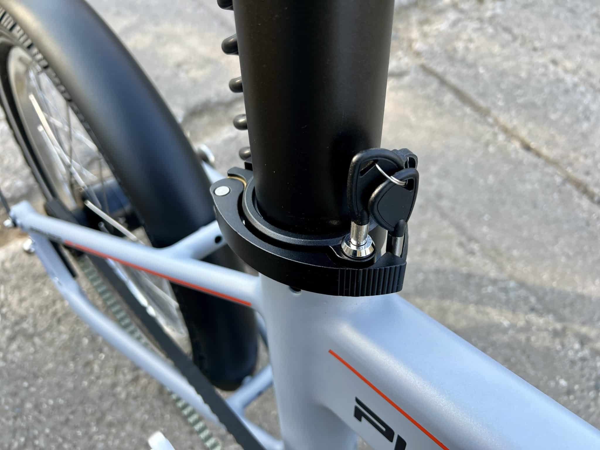 PVY Libon im Test: Der Schnellspanner am Akku ist abschließbar | Quelle: eBikeNews