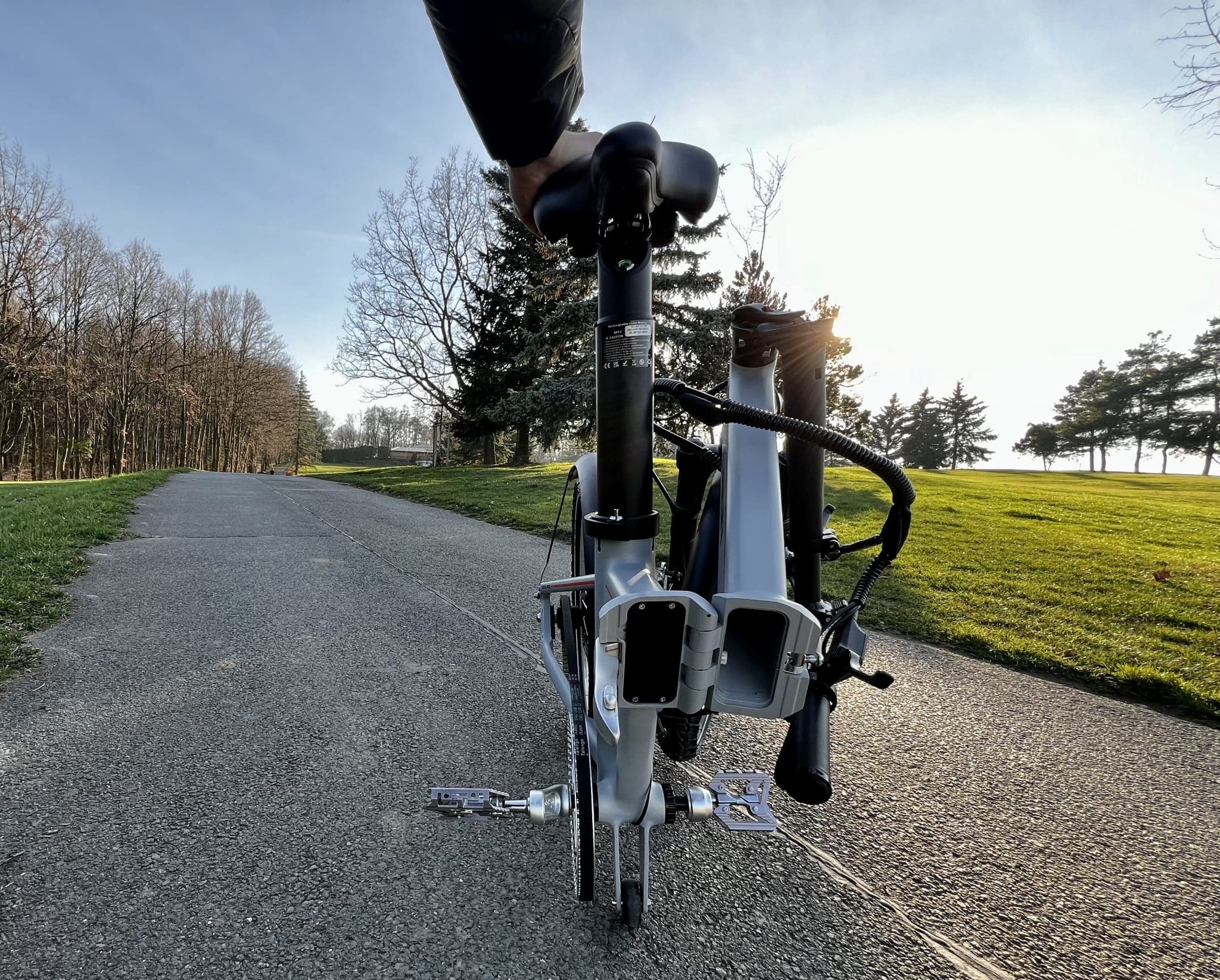 PVY Libon im Test: Lässt sich vernünftig schieben und abstellen, dank einer Rolle unter dem Tretlager | Quelle: eBikeNews