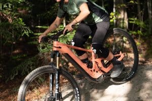 Neue Scor E-MTBs kommen mit bis zu 15 Unterstützungsmodi