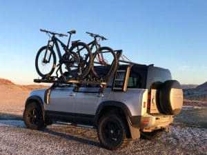 Ohne Kraftaufwand: Innovativer Dachträger bringt E-Bikes aufs Autodach