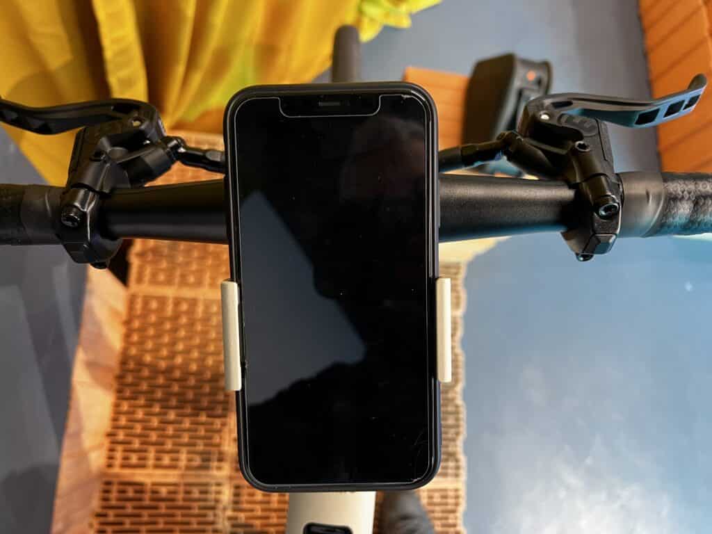 Lemmo One 2024 im Test: Ausgeklappte Smartphone-Halterung am Lenker