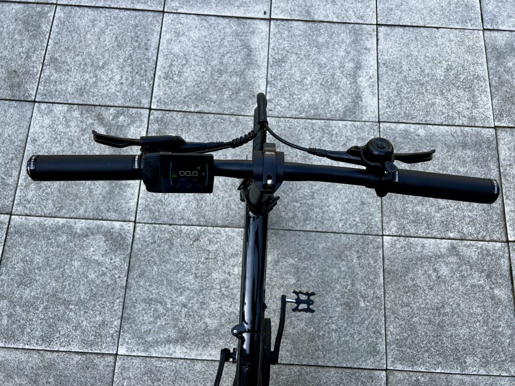 ADO Air Carbon Test: Lenker mit Display, Bremshebeln, Klingel und Griffen | Quelle: eBikeNews