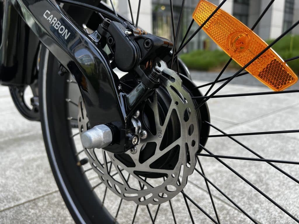 ADO Air Carbon Test: hydraulische Scheibenbremsen und schwarze Speichen| Quelle: eBikeNews