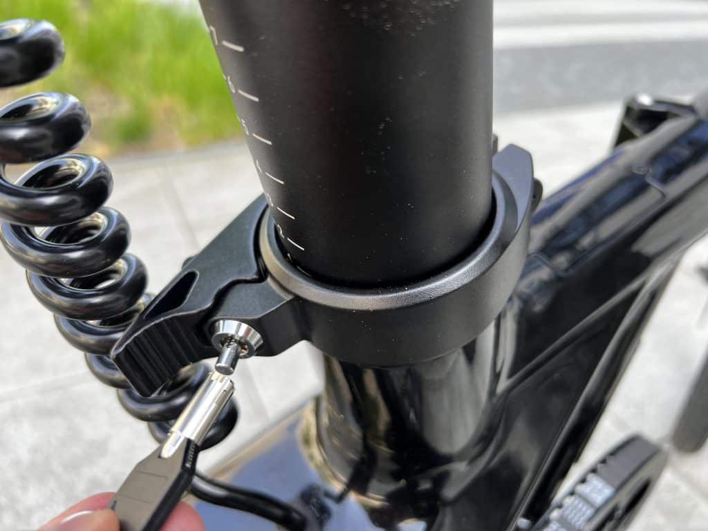 ADO Air Carbon Test: Der Akku ist gleichzeitig die Sattelstütze - Schnellspanner ist abschließbar | Quelle: eBikeNews