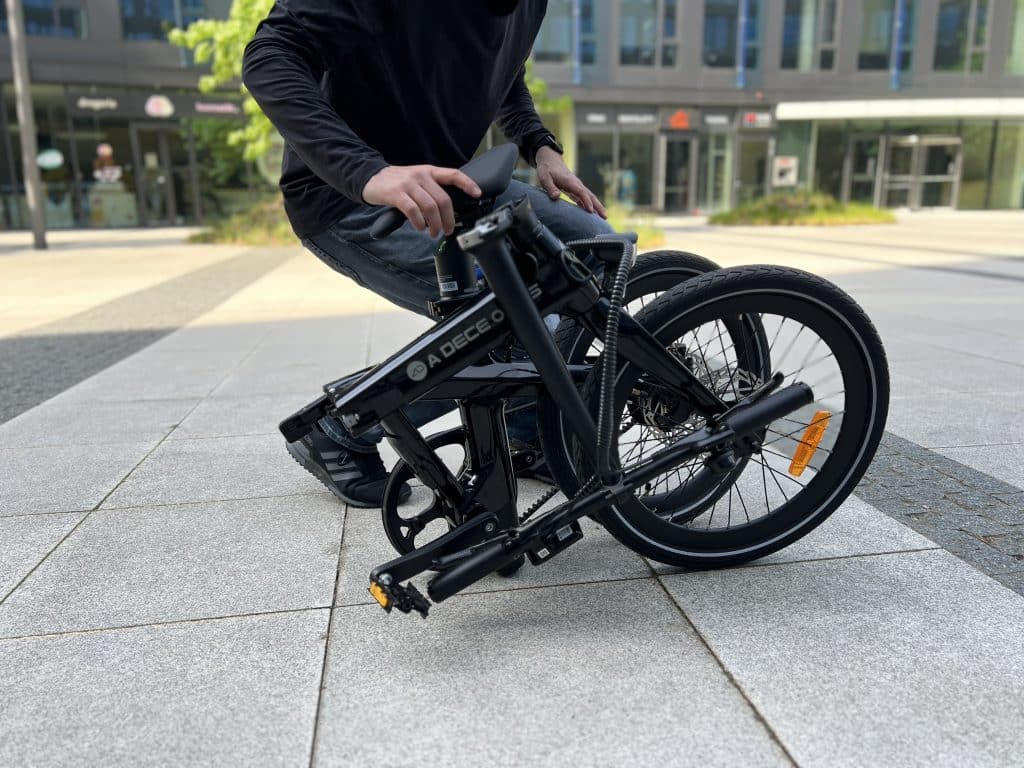 ADO Air Carbon Test: Sattelstütze einschieben | Quelle: eBikeNews