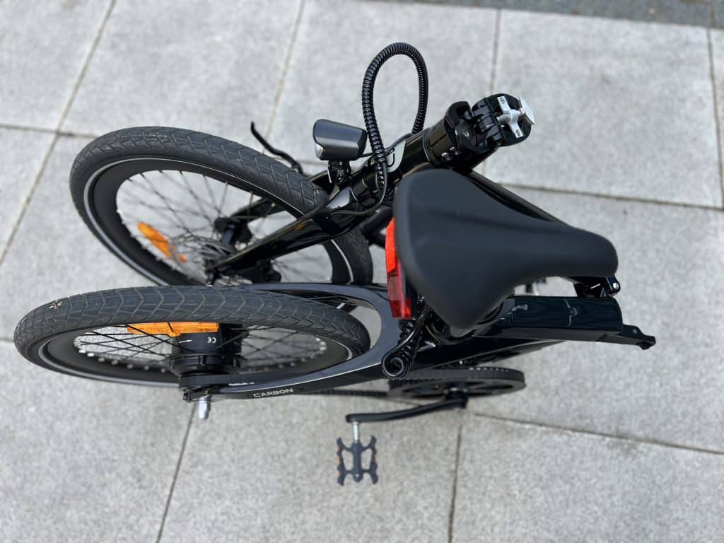 ADO Air Carbon Test: Ein Riemen für das Zusammenhalten der Räder wird mit ausgeliefert | Quelle: eBikeNews