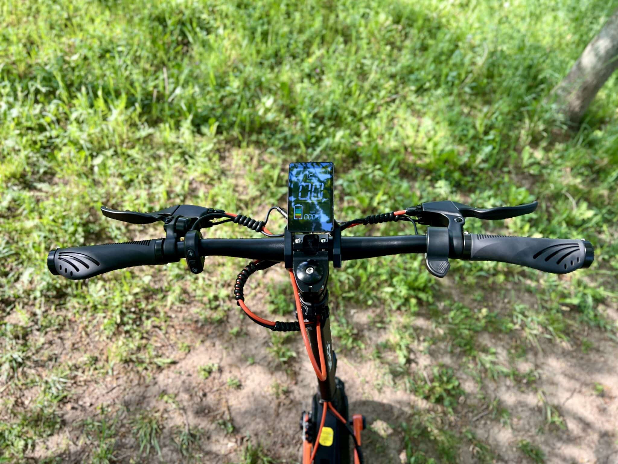 Joyor S5 ABE Test: Der breite Lenker ermöglicht leichtes Lenken