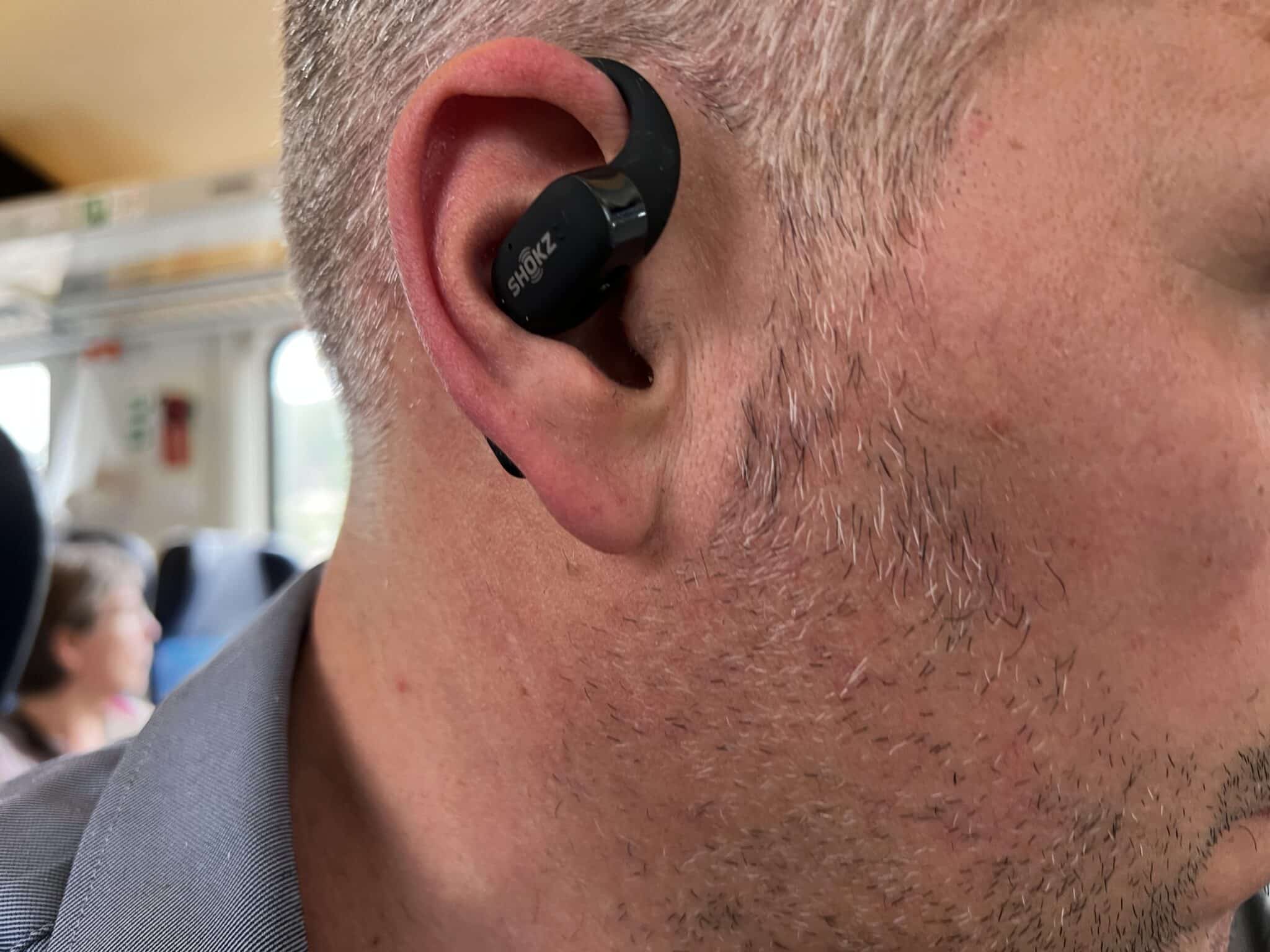 Shokz OpenFit Test: Doe Kopfhörer liegen quasi auf dem Ohr