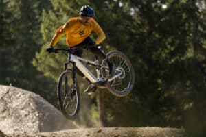 Super Light E-MTB mit Bosch SX: Flyer bringt 18 kg E-Fully Uproc SL:X auf die Trails
