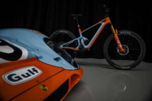 Light E-MTB in legendärem Porsche-Design: Mondraker limitiert Gulf-Sonderedition auf 50 Stück