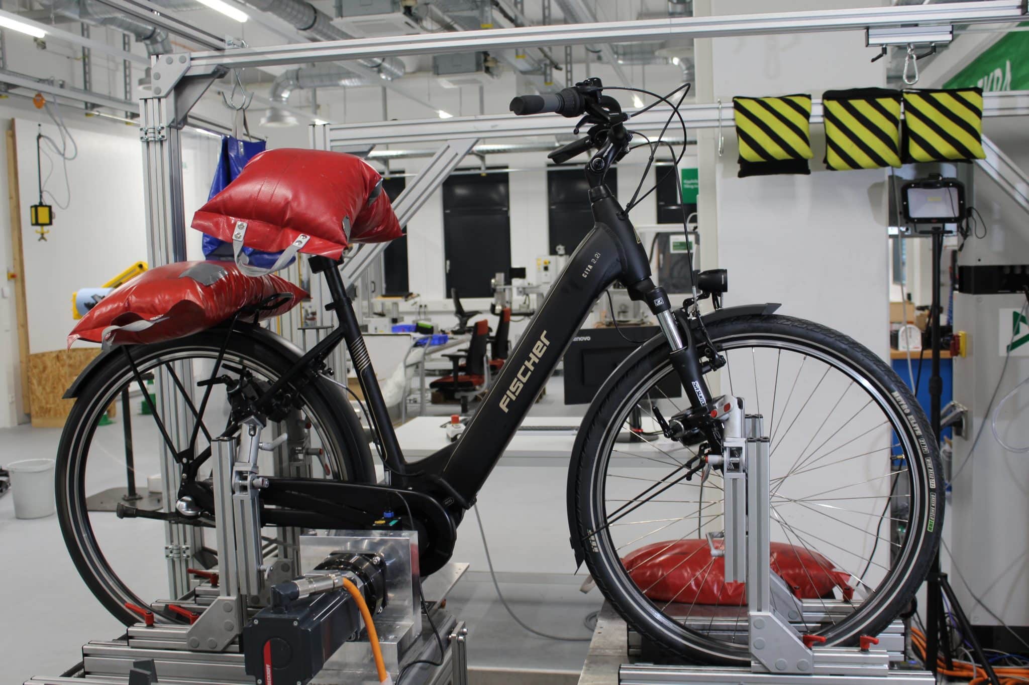 fahrradhelm mit visier und licht AURA Smart Helm: E-Bike-zertifiziert und mit integrierter Beleuchtung main image 1