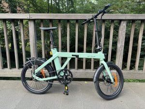 Engwe P20: Schickes E-Faltrad mit Riemen und 18 kg im Test