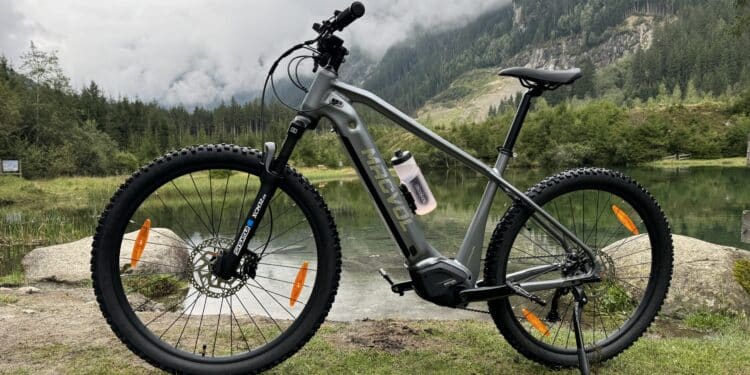 Macvol E-Hardtail vor alpinem See