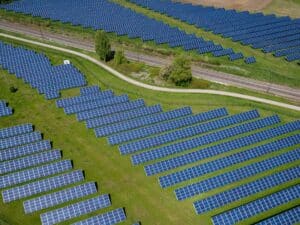 Solarpanel-Durchbruch: Wassernebel steigert Ertrag um 46 %