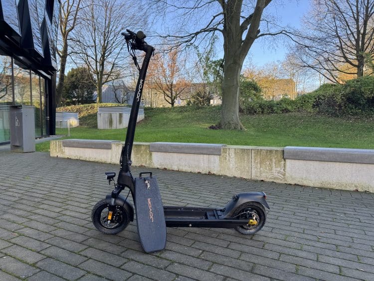 Der Akku des Joyor C10E unter dem Trittbrett – eBikeNews.