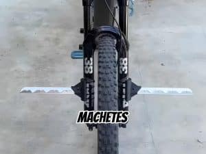 Skurriles Bike-Gadget: Die Machete fürs Mountainbike ist da
