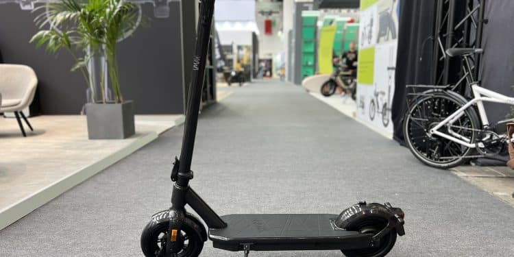 vmax-praesentiert-neue-e-scooter-teils-auch-fuer-deutschland