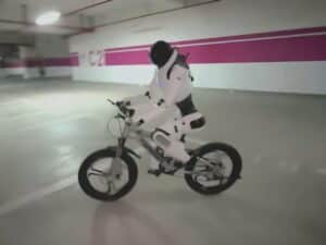 Roboter fährt erstmals Fahrrad – und das besser als mancher Mensch