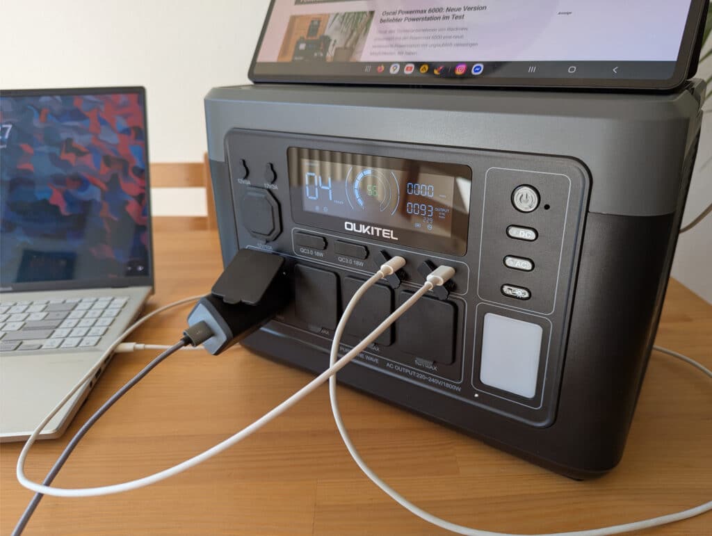 Laptop und Tablet an der Oukitel P1000 Plus – eBikeNews.