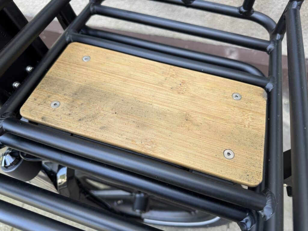 Holz im vorderen Korb beim Jobobike Transer verschimmelt